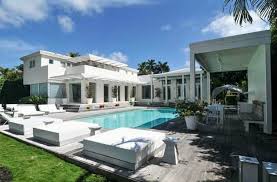 Шакира продава къщата си в Маями